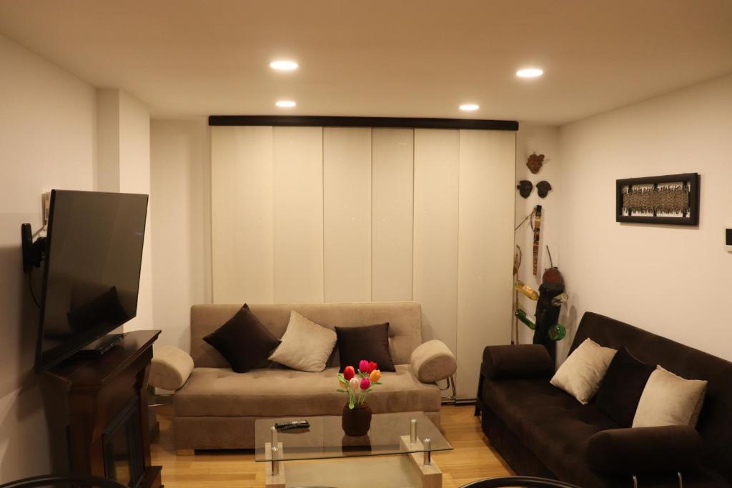 派帕的住宿－Exclusivo Apartaestudio Paipa!，带沙发和电视的客厅