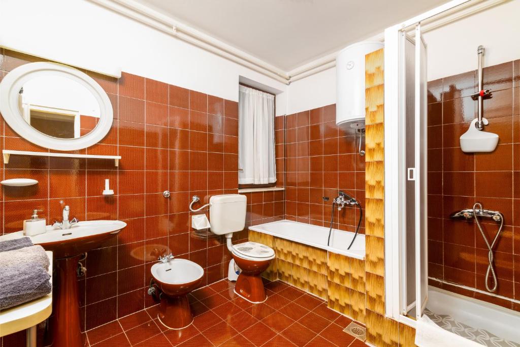 łazienka z toaletą, umywalką i prysznicem w obiekcie Apartments with a parking space Rabac, Labin - 19055 w Rabacu