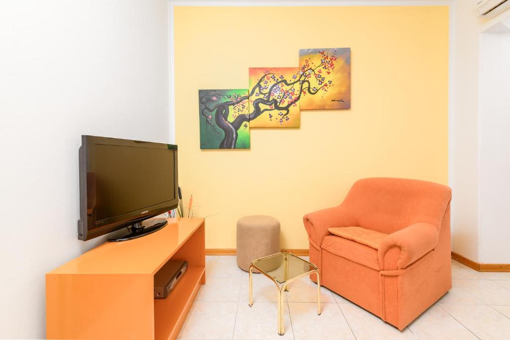 Telewizja i/lub zestaw kina domowego w obiekcie Apartments with a parking space Rabac, Labin - 19055