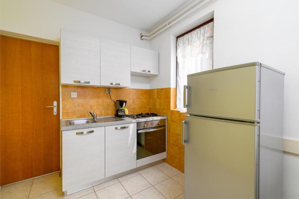 Kuchnia lub aneks kuchenny w obiekcie Apartments with a parking space Rabac, Labin - 19055
