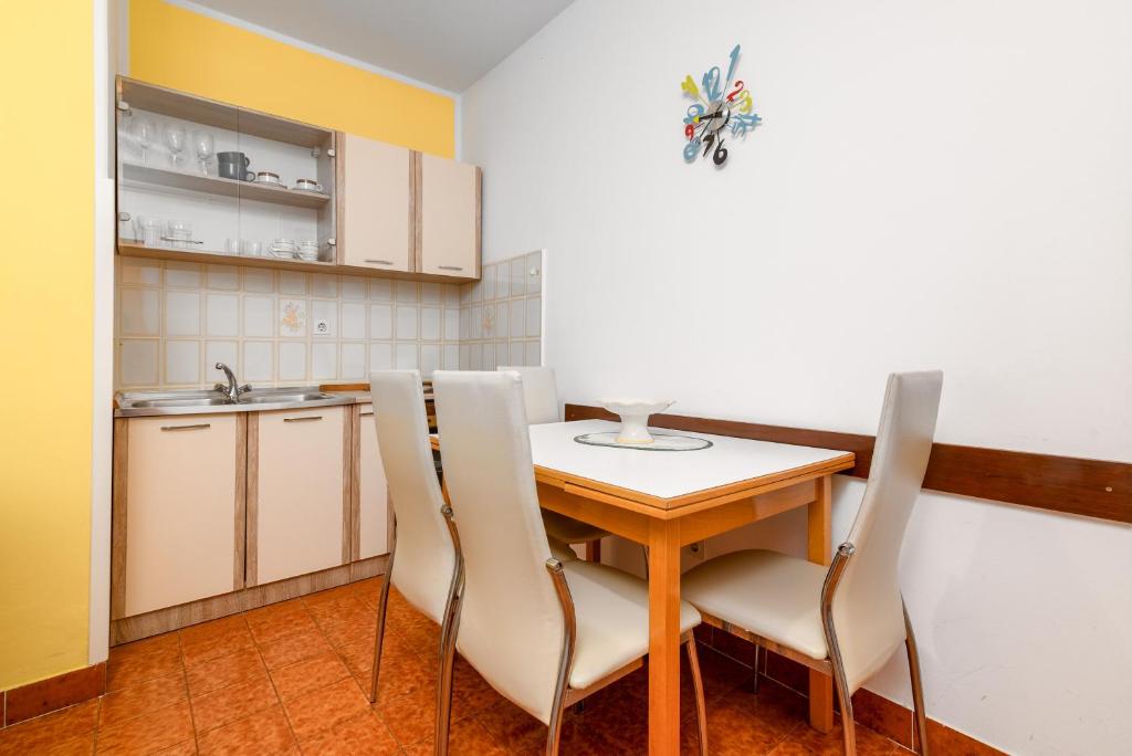 Kuchnia lub aneks kuchenny w obiekcie Apartments with a parking space Rabac, Labin - 19055