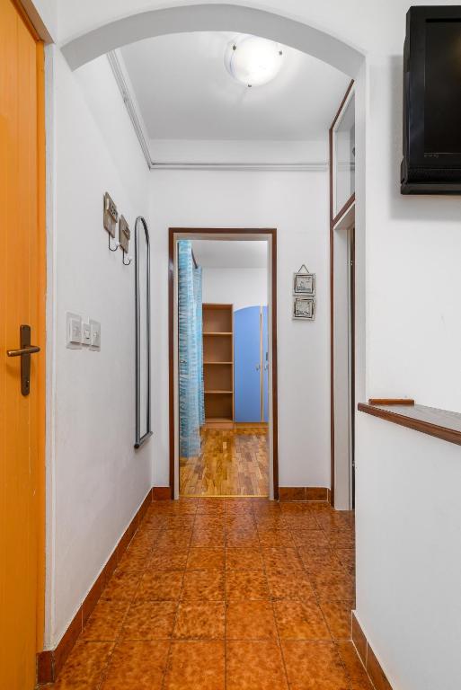 Telewizja i/lub zestaw kina domowego w obiekcie Apartments with a parking space Rabac, Labin - 19055