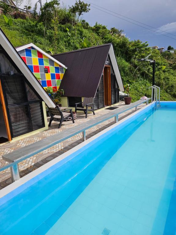 un complejo con piscina y casa en Guillen Plantaciones Resort Farm, en Cebú