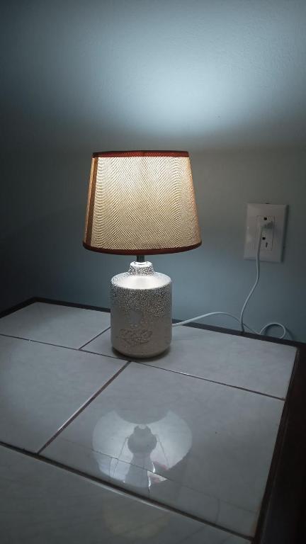 una lámpara sobre una mesa de cristal en Villa Bonita, en Tanque