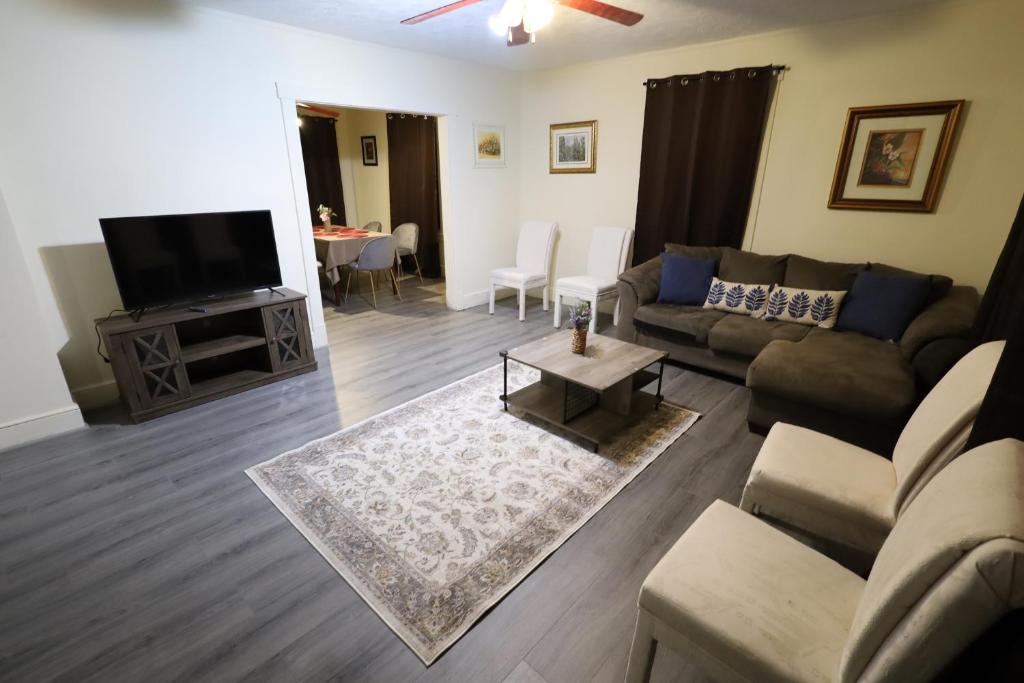 ein Wohnzimmer mit einem Sofa und einem TV in der Unterkunft The Hidden Gem in Glen Ferris