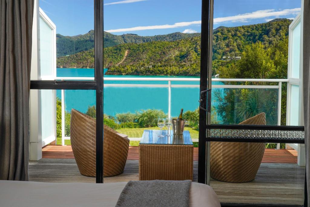 PortageにあるThe Portage Resortの窓から水辺の景色を望む客室です。