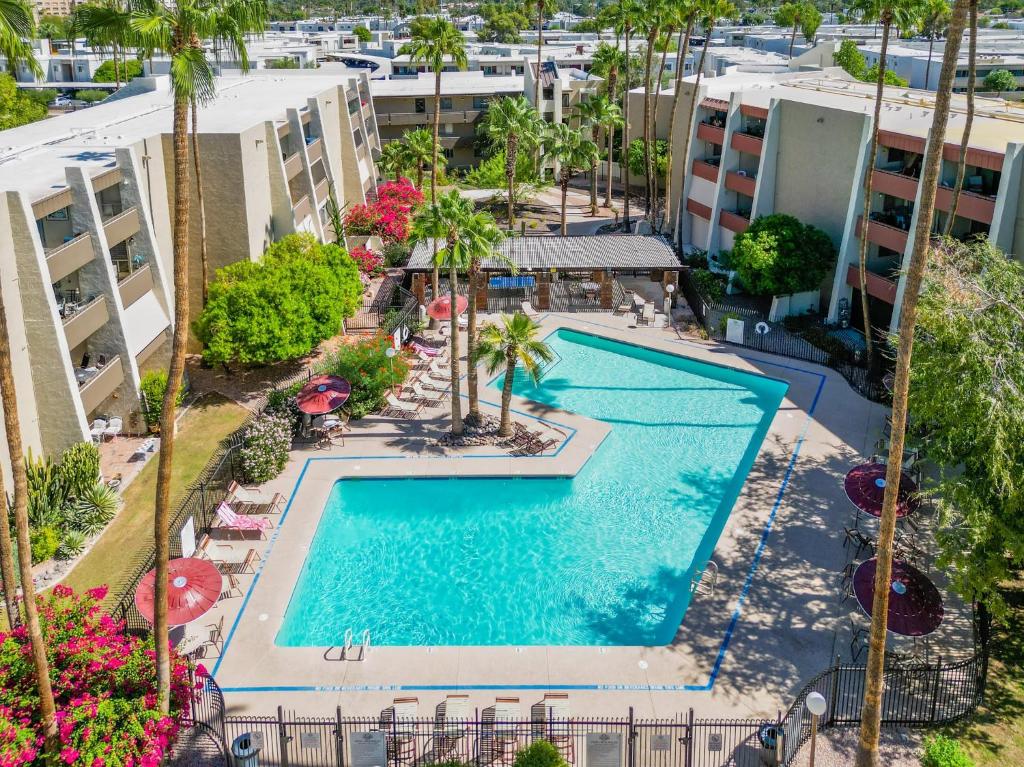 een uitzicht over het zwembad van een resort bij 2BD Central To Old Town Pool & Spa Access in Scottsdale