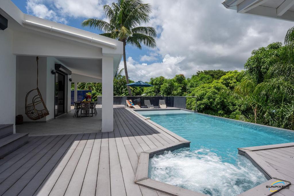 Bazén v ubytování Villa Palm Diamond Jacuzzi & Piscine privés nebo v jeho okolí