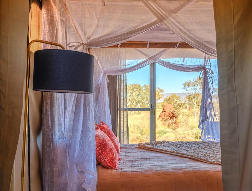 Postel nebo postele na pokoji v ubytování Karijini Eco Retreat