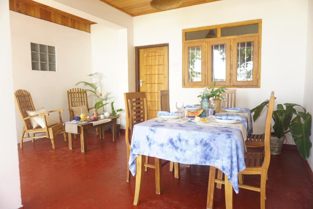 comedor con mesa azul y sillas en La Blue Villa en Dickwella