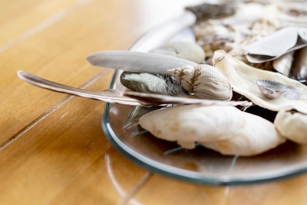 a plate of mushrooms on a table with two spoons at FREESENHOFF Freesenhoff -OFDAK- in Langeoog