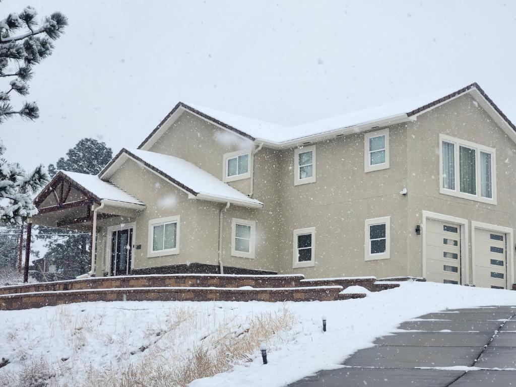 uma casa com neve no telhado em Loving Home away from home, 6 Bedrooms, 8 Beds em Colorado Springs