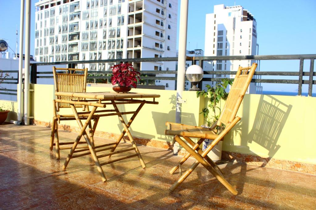 2 Stühle und ein Tisch auf dem Balkon in der Unterkunft Timeless Apartment in Nha Trang