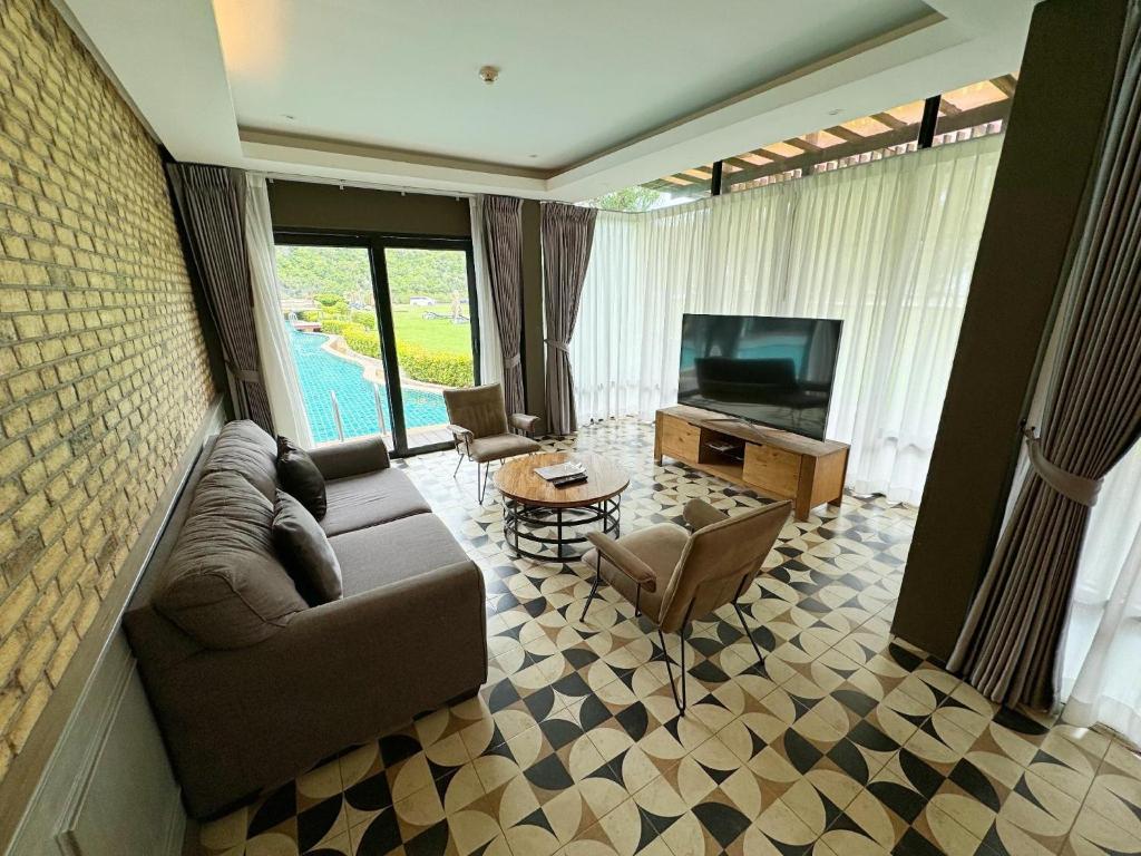 TV a/nebo společenská místnost v ubytování La Isla Pranburi Beach Resort