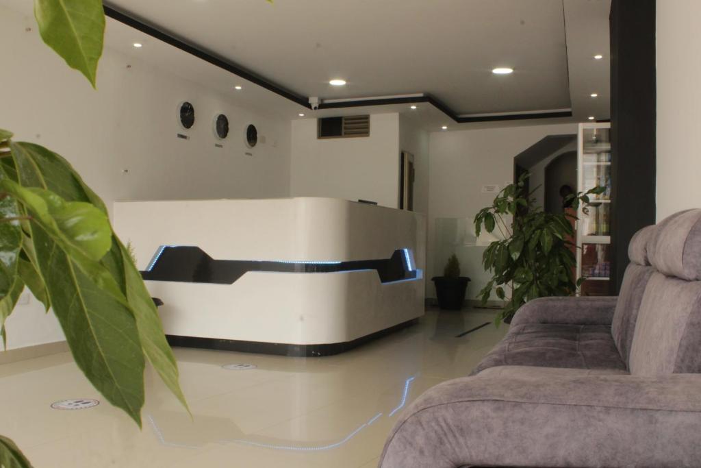 ein Wohnzimmer mit 2 Sofas und einem Tisch in der Unterkunft Gran Hotel in Ipiales