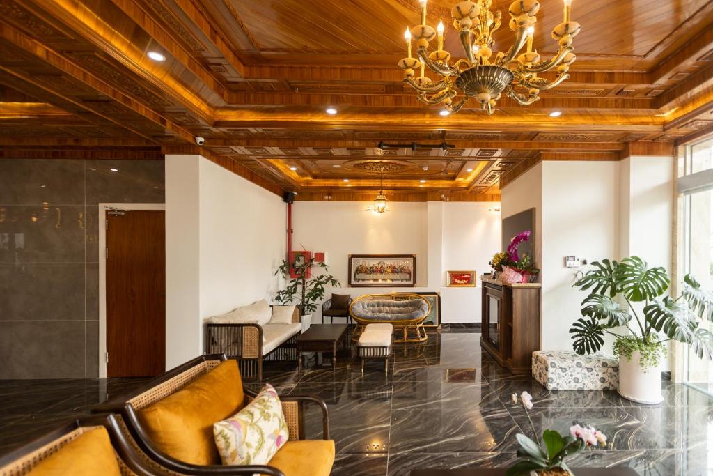Elle comprend un salon avec un plafond orné d'un lustre. dans l'établissement OLAGI HOTEL, à Khu Chi Lăng