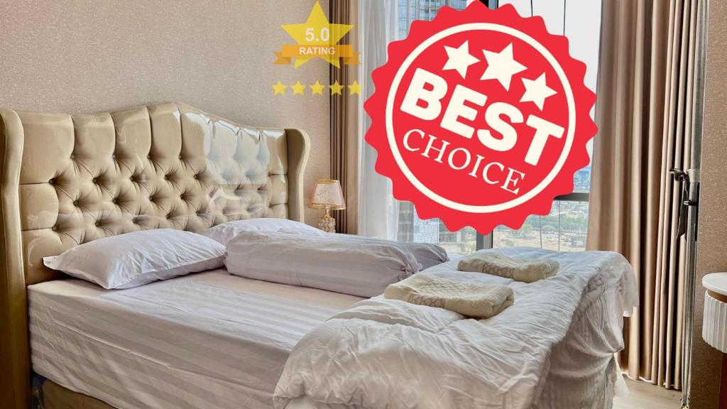 een slaapkamer met een bed met een bord met de beste keuze bij Condo with nearest to JIExpo 55” SMART TV (Netflix & Disney) and Wi-fi 50mb in Jakarta