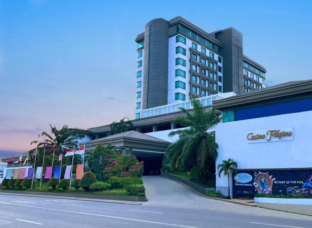 ein großes Hotel mit einem Gebäude im Hintergrund in der Unterkunft Grand Regal Hotel Davao in Davao City