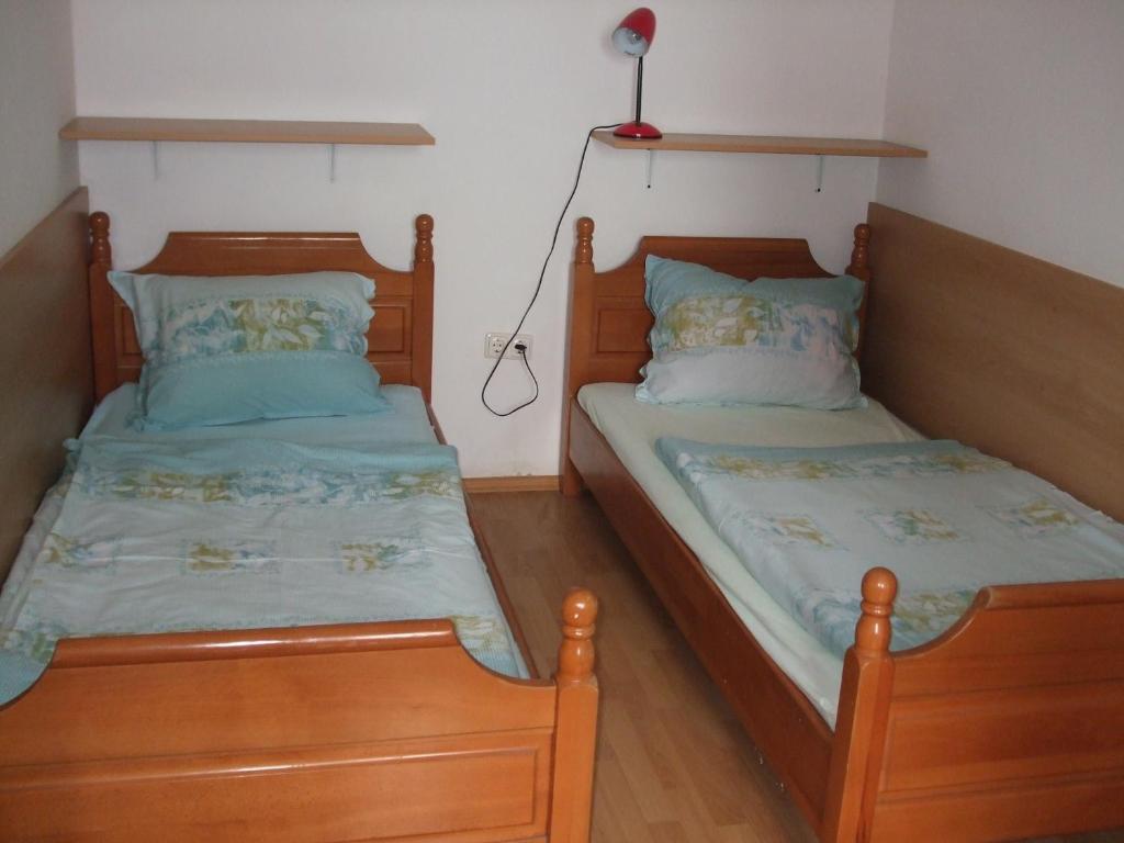 2 łóżka pojedyncze w pokoju z 2 łóżkami pojedynczymi w obiekcie Apartment Vesna A2 w mieście Ika