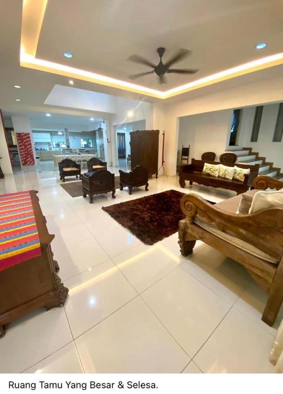 ein Wohnzimmer mit Möbeln und einem Deckenventilator in der Unterkunft Moqjiona Homestay Laman Seri Seksyen 13 Shah Alam in Shah Alam