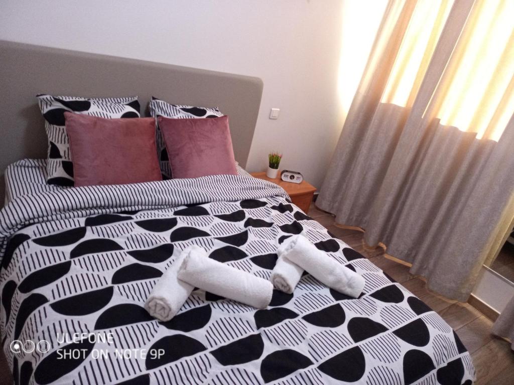 Postel nebo postele na pokoji v ubytování Sunlit Seine Cottage