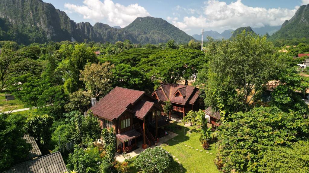 una vista aérea de una casa con montañas en el fondo en Namsong Bridge Bungalows en Vang Vieng