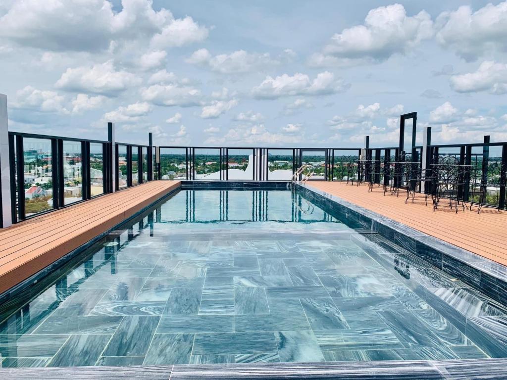 uma piscina no telhado de um edifício em Linh Phuong 6 Hotel em Can Tho