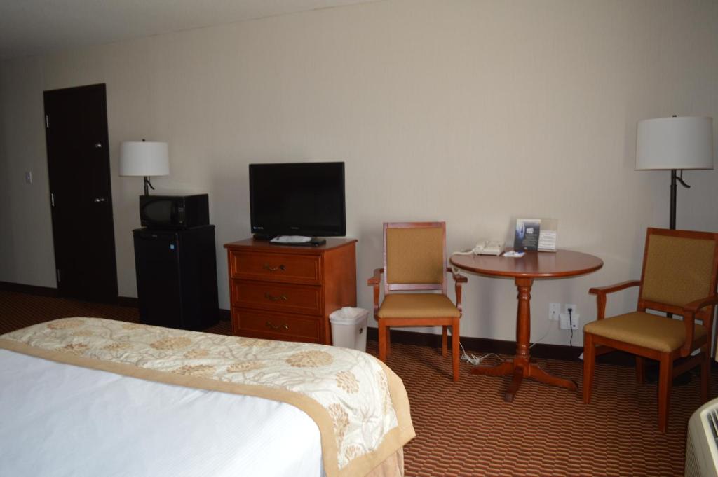 Postel nebo postele na pokoji v ubytování Best Western of Olds