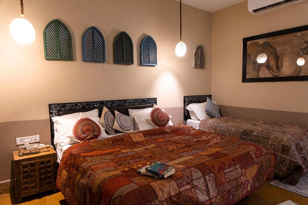Postel nebo postele na pokoji v ubytování Casa De Kaku Jaisalmer
