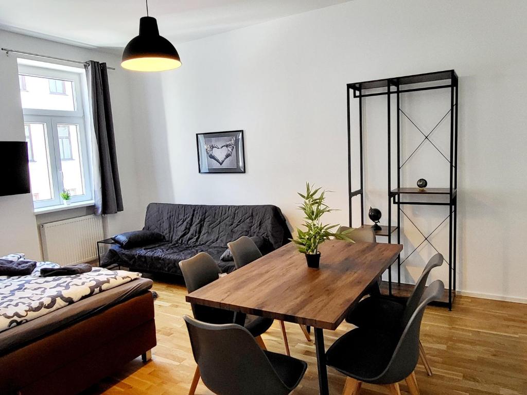 sala de estar con mesa y sofá en Sunny apartment with 1 balcony, en Viena