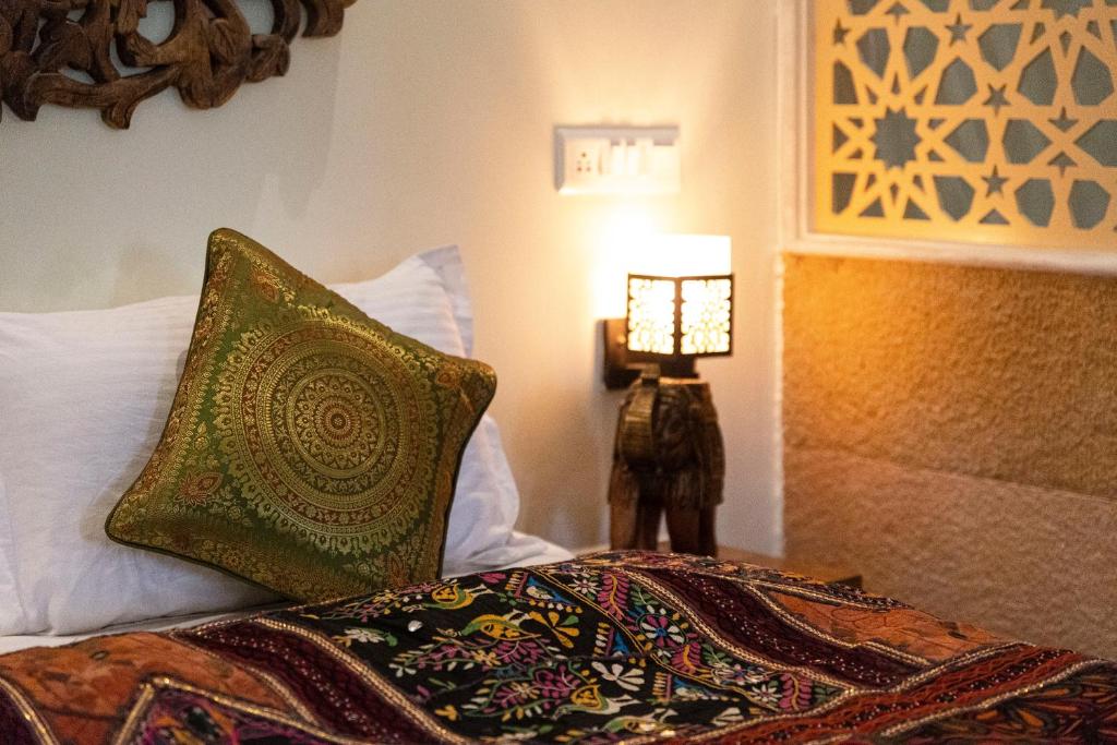 Postel nebo postele na pokoji v ubytování Casa De Kaku Jaisalmer