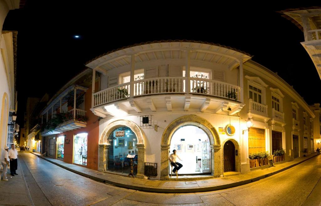 un edificio con un balcón encima por la noche en Luxury Large Apartment With Colonial Balcony, en Cartagena de Indias