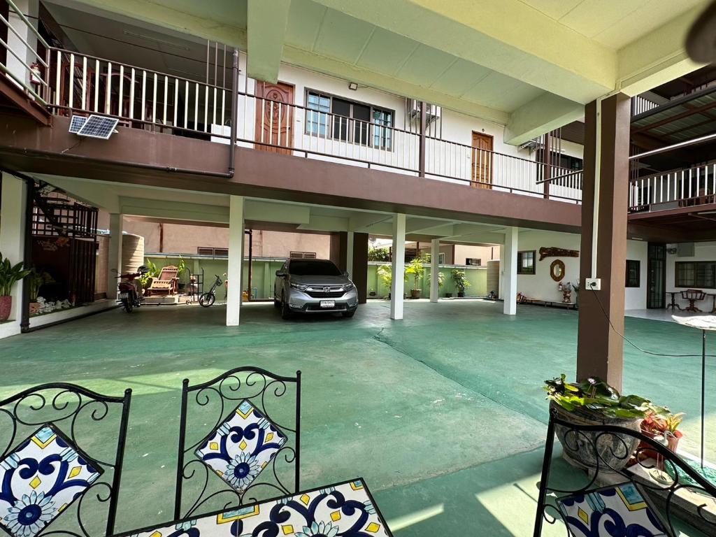 Bazén v ubytování บ้านเพชรพวงเขาใหญ่ nebo v jeho okolí