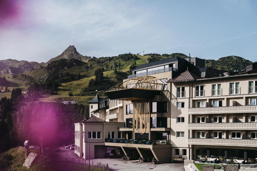 Blick auf ein Gebäude mit Bergen im Hintergrund in der Unterkunft Hotel Steiner Superior in Obertauern