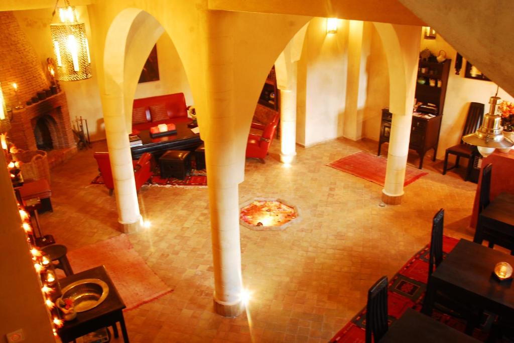 een woonkamer met een tafel bij Villa Allun Essaouira in Essaouira