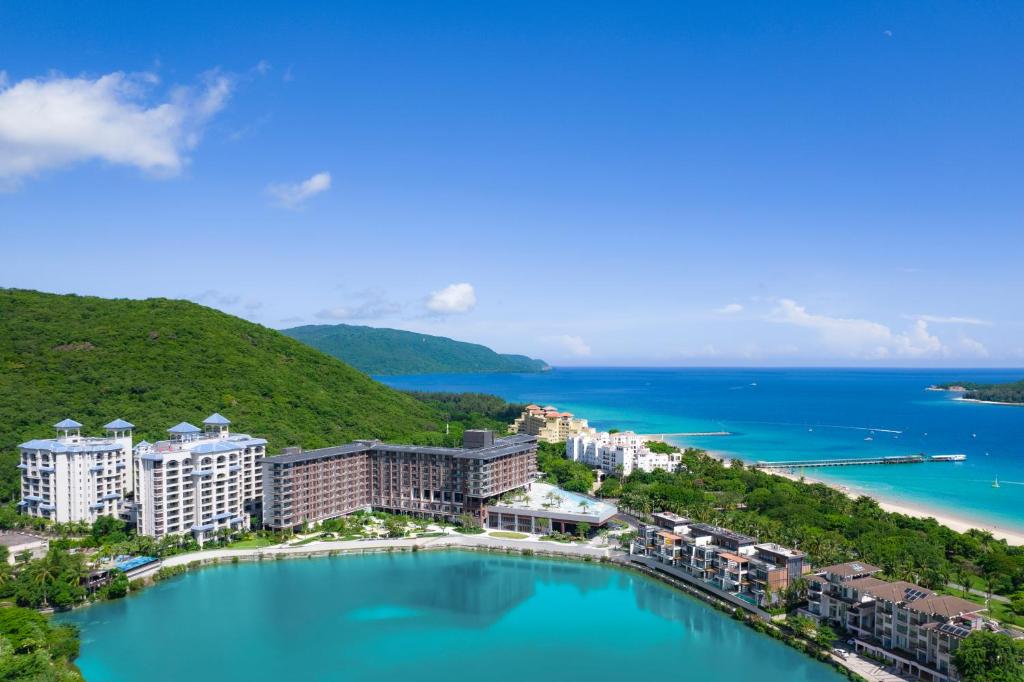 una vista aérea de un complejo cerca del océano en HUALUXE Hotels and Resorts Sanya Yalong Bay Resort, en Sanya