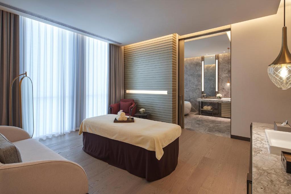 Postel nebo postele na pokoji v ubytování InterContinental Foshan DongPing