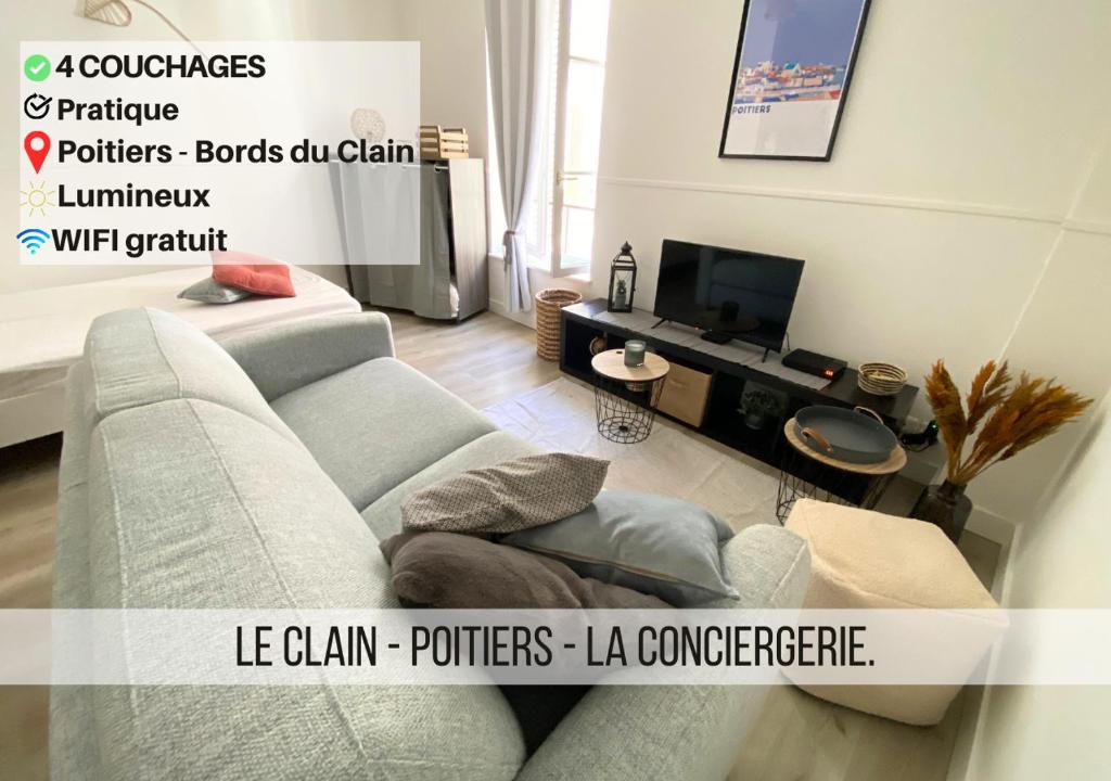un salon avec un canapé et une télévision dans l'établissement Le Clain- Poitiers Cathédrale -La Conciergerie, à Poitiers