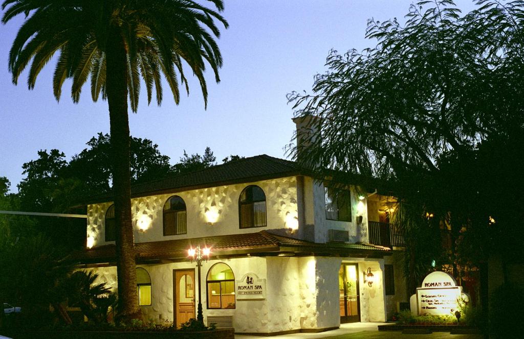 une maison avec un palmier en face dans l'établissement Roman Spa Resort, à Calistoga