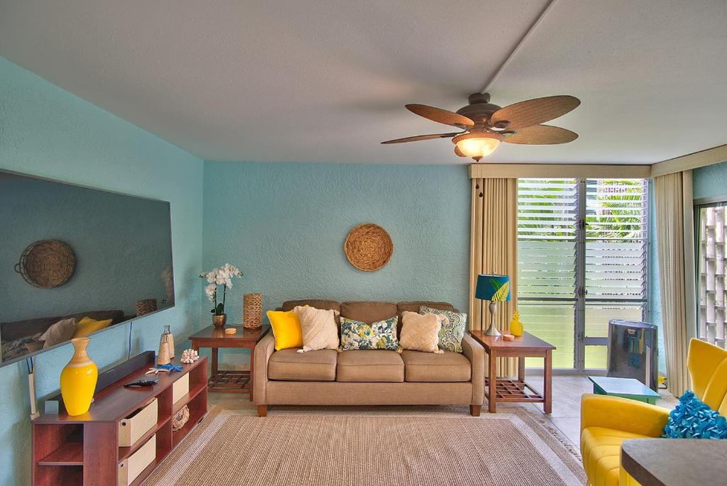 a living room with a couch and a ceiling fan at Alii Villas Cozy 1BR Unit Near DT (5 Guests) in Kailua-Kona