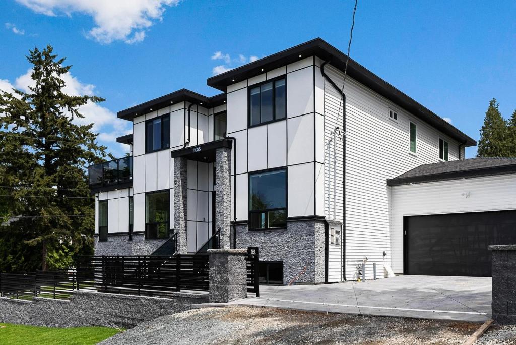 une grande maison blanche avec un garage dans l'établissement William Place, à Surrey