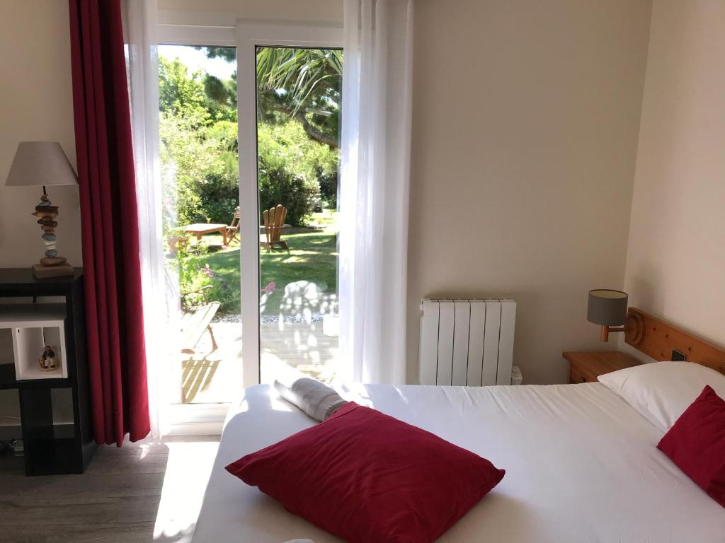 Postel nebo postele na pokoji v ubytování Hotel Aux Tamaris
