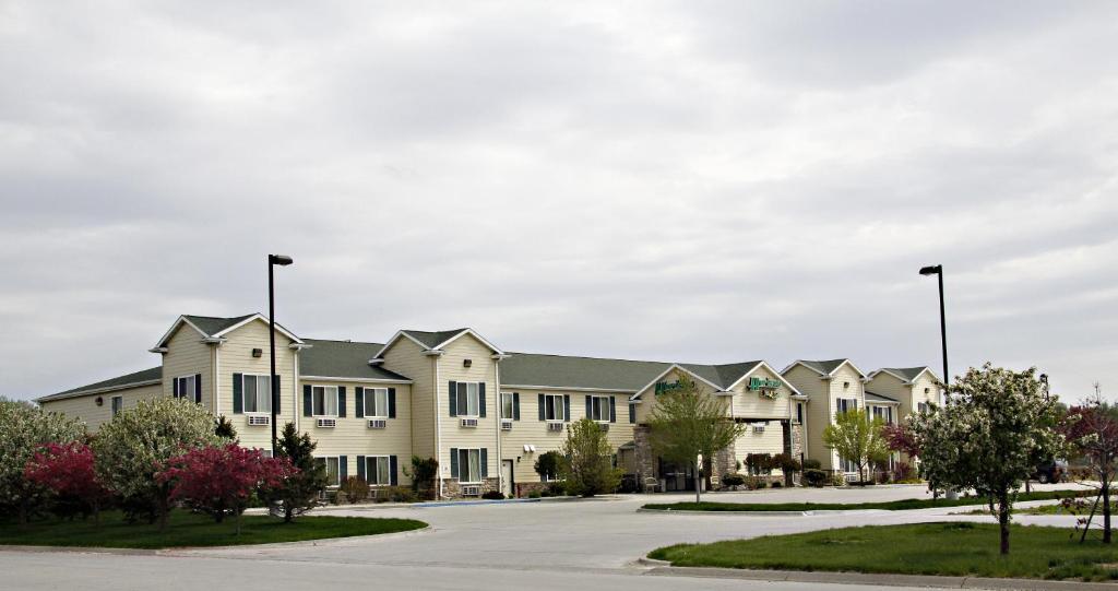 a row of houses in a parking lot at Horizon Inn & Suites in West Point