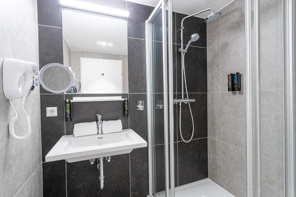 The Weekend Hotel - 4