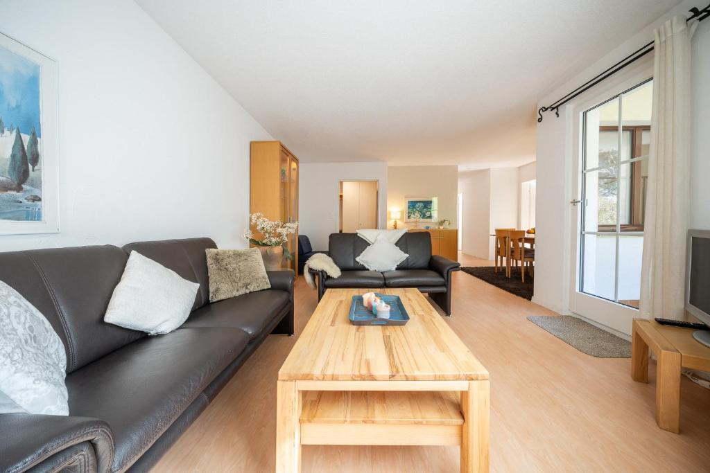 a living room with a couch and a coffee table at 3202 Wunderschoene, frisch renovierte Wohnung mit viel Charme und moderner Optik in Vulpera