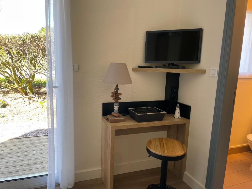 TV a/nebo společenská místnost v ubytování Hotel Aux Tamaris