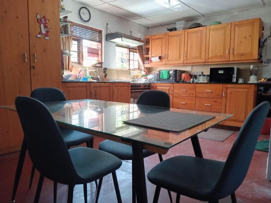 Kuchyň nebo kuchyňský kout v ubytování SHADEY COTTAGE