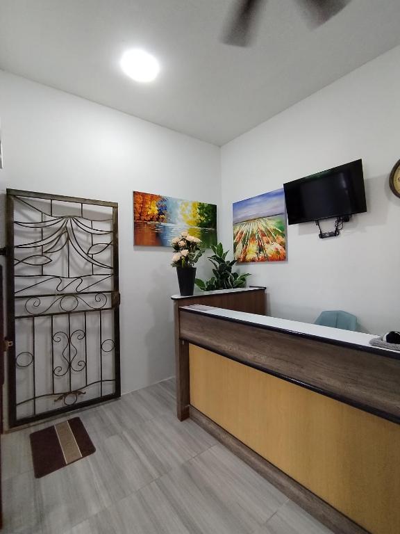 TV a/nebo společenská místnost v ubytování Suria Paradise Lodge