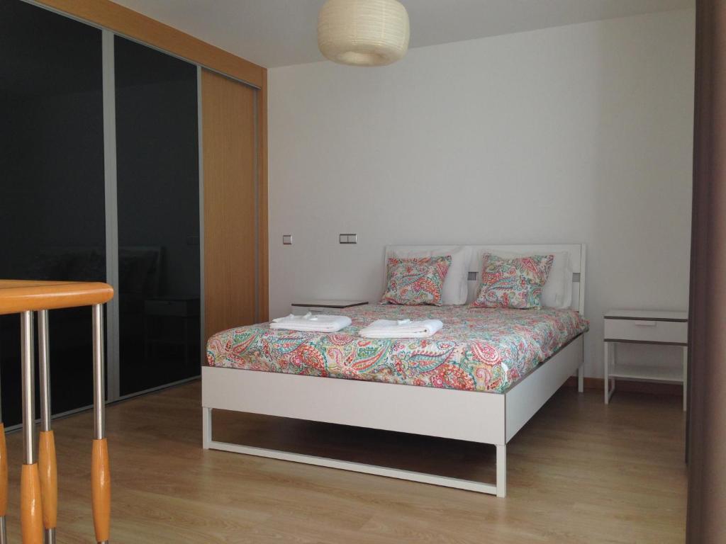 een slaapkamer met een bed en een tafel en een bed sidx sidx sidx bij Figueira Praia Buarcos in Figueira da Foz