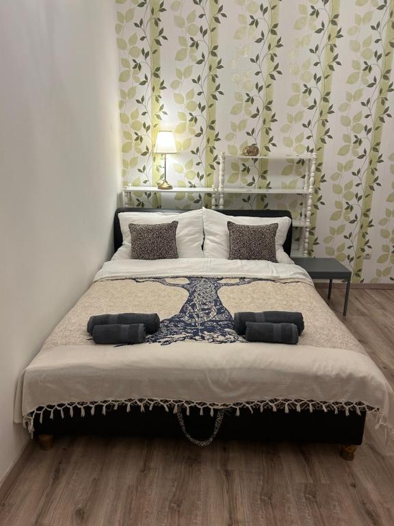 1 dormitorio con 1 cama grande en una habitación en B17 apartman en Budapest